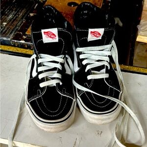 vans black and white skate shoe